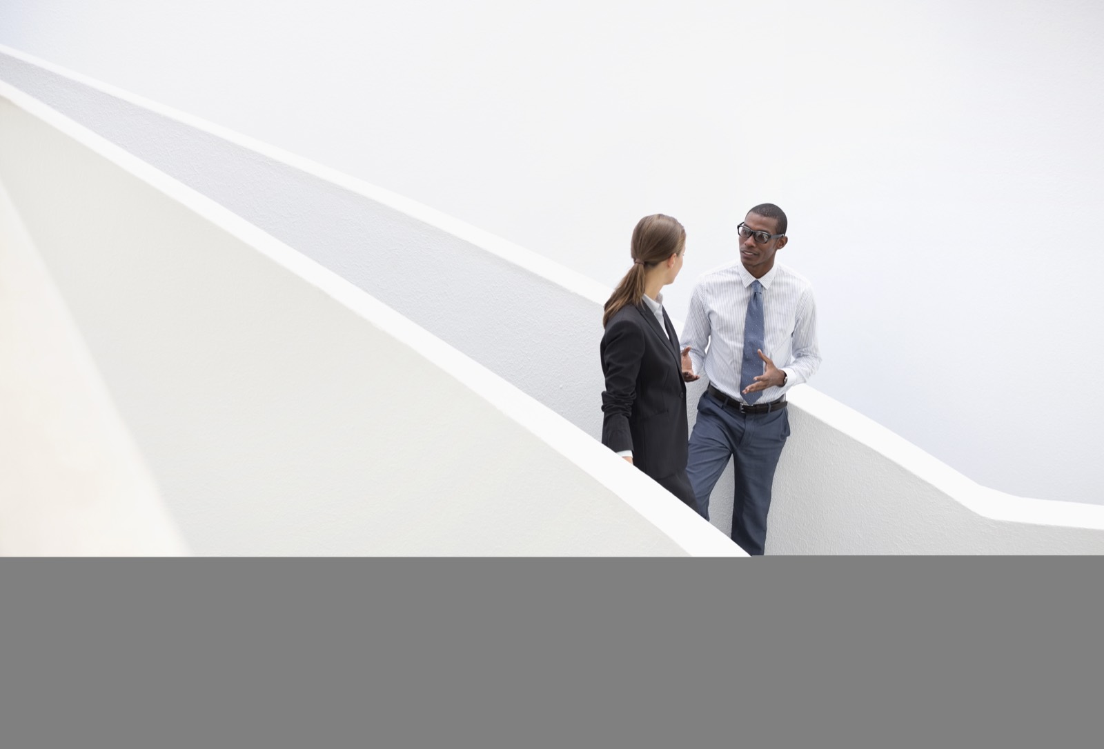 Deux consultants échangent dans un escalier moderne