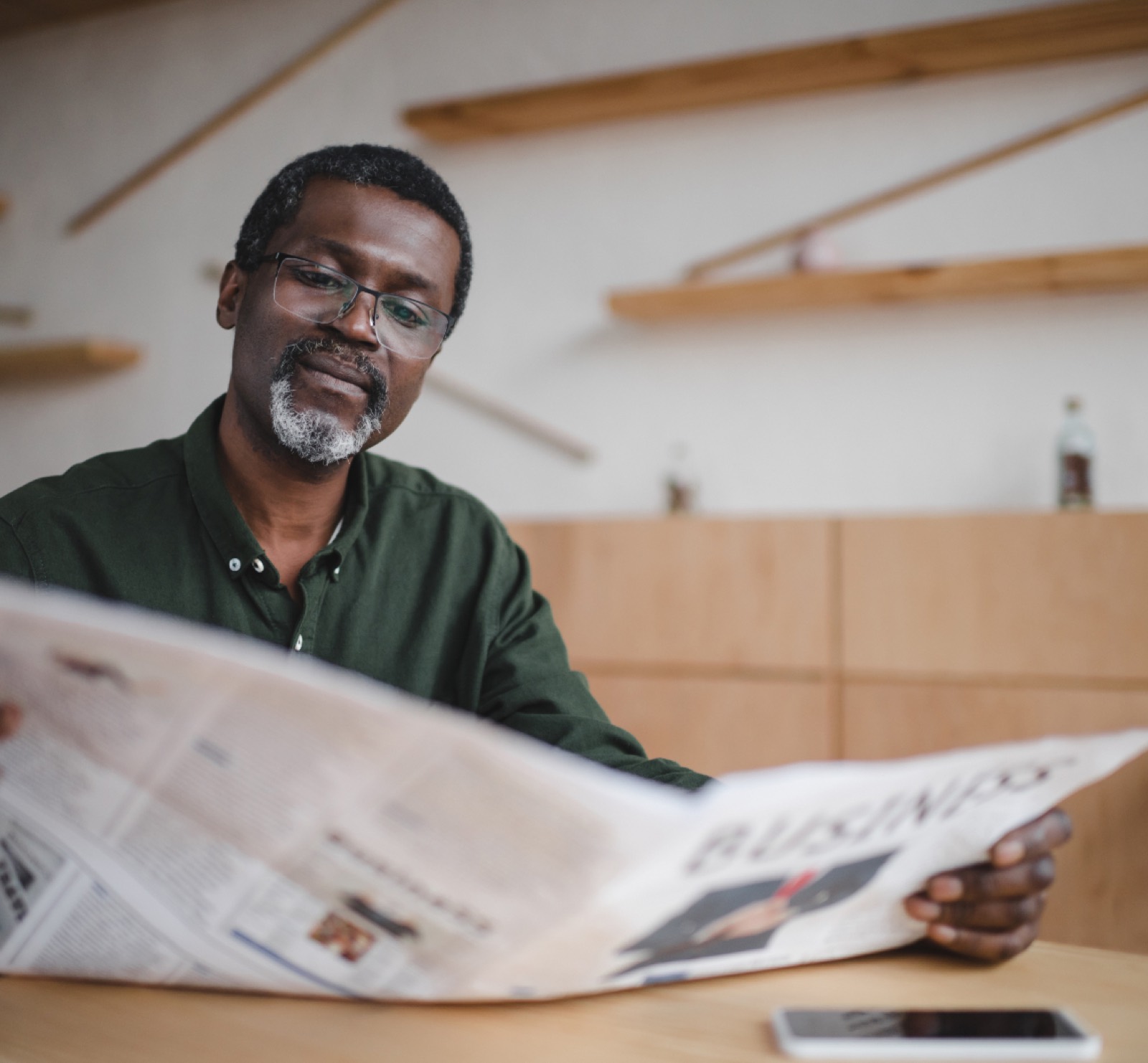 Consultant lisant la presse économique