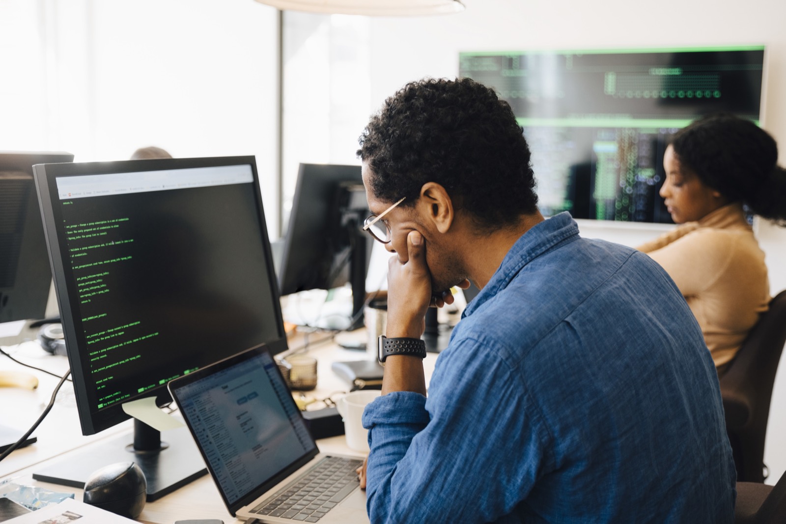 Équipe technique au travail devant des écrans